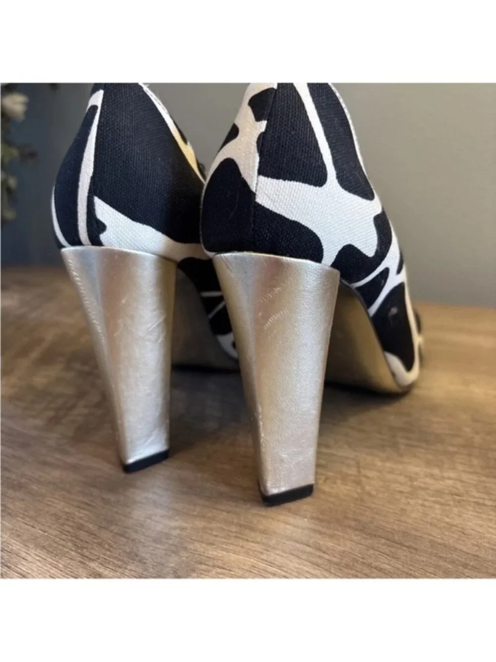 Diane Von Furstenberg Women's Black White Print Pump Heels Shoes Gold Heel 7M - Picture 14 of 14